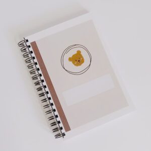 Sổ Ghi Chú Gấu Nâu A6 – Nhỏ Gọn, Chill Nhẹ & Đáng Yêu Hết Mức
